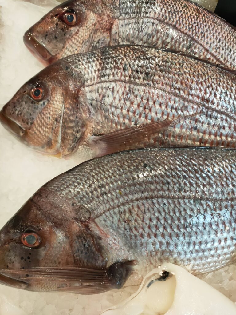 Poissonnerie sur les marchés